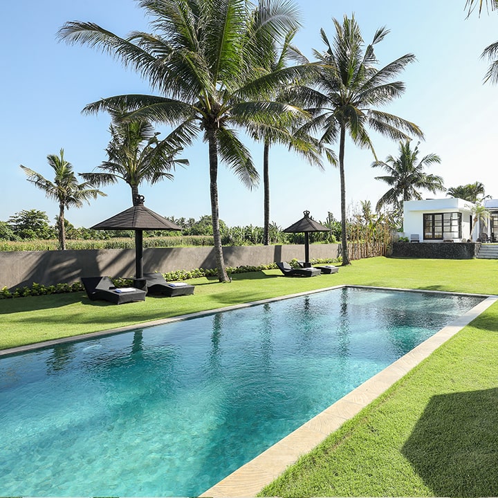 Black Beach Villa - spacious garden, pool and sun lounger