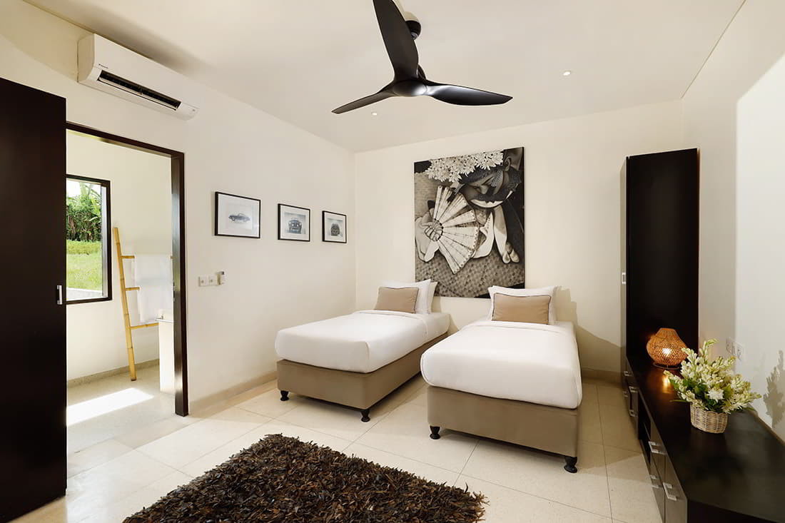 Black Beach Villa - twin beds bedroom